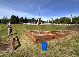 Squeeze rail added in front to encourage horses to stay tight to the mounting ramp and block.